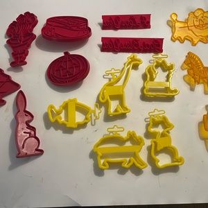 Lot 22 Vintage Cookie Cutters Hallmark - Nordic Ware - Tupperware - Quaker Oats